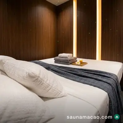 샹핀 스파 — 흰 침대와 남색 러너의 룸